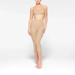 SKIMS EVERYDAY  SCULPT MID WAIST CAPRI S